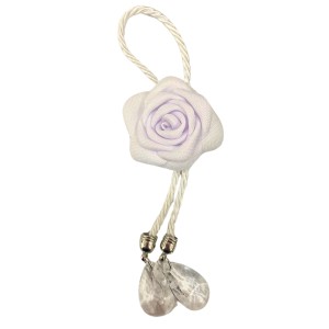 ENFEITE FLOR CAMELIA C/ CORDÃO BRANCO E PRATA - UND
